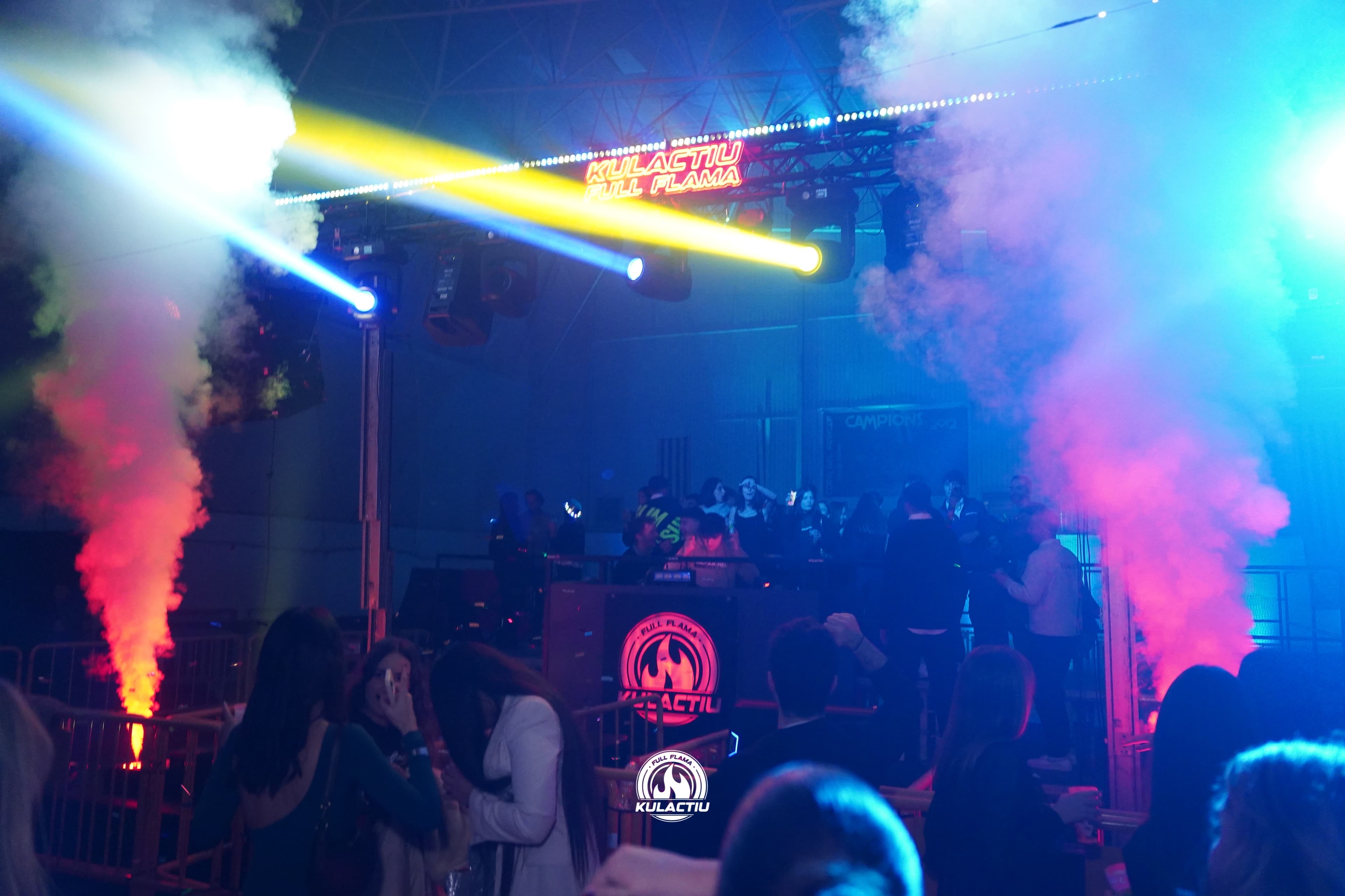 DJ booth amb fum i llums